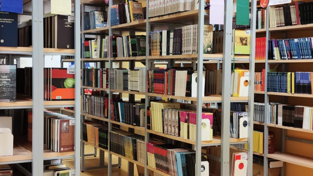 Knjižnica - police s lektirom